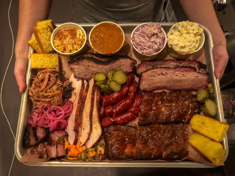 День BBQ в ресторане — очередь за тарелками